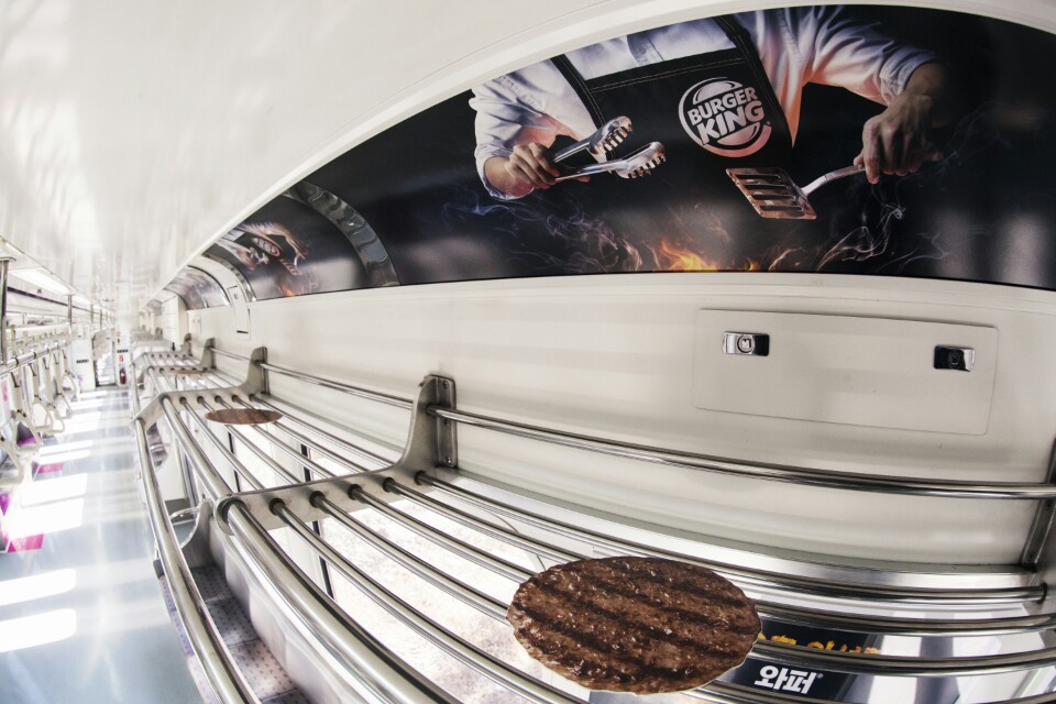 버거킹이 지하철 차내 선반을 활용해 대표 제품 와퍼의 특징을 표현한 서브웨이 그릴 셸프 옥외 광고를 게재한다. (사진제공: 버거킹)