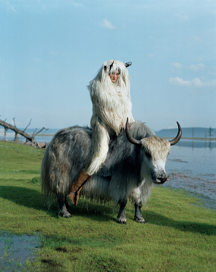 Kirsi Pyrhöonen in Mongolia by Tim Walker, 2011 ⓒTim Walker