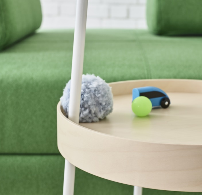 손잡이가 특징인 부르비크 보조 테이블. 가장자리에 턱이 있어 손잡이를 잡고 테이블을 옮길 때에도 물건이 쉽게 떨어지지 않는다. 