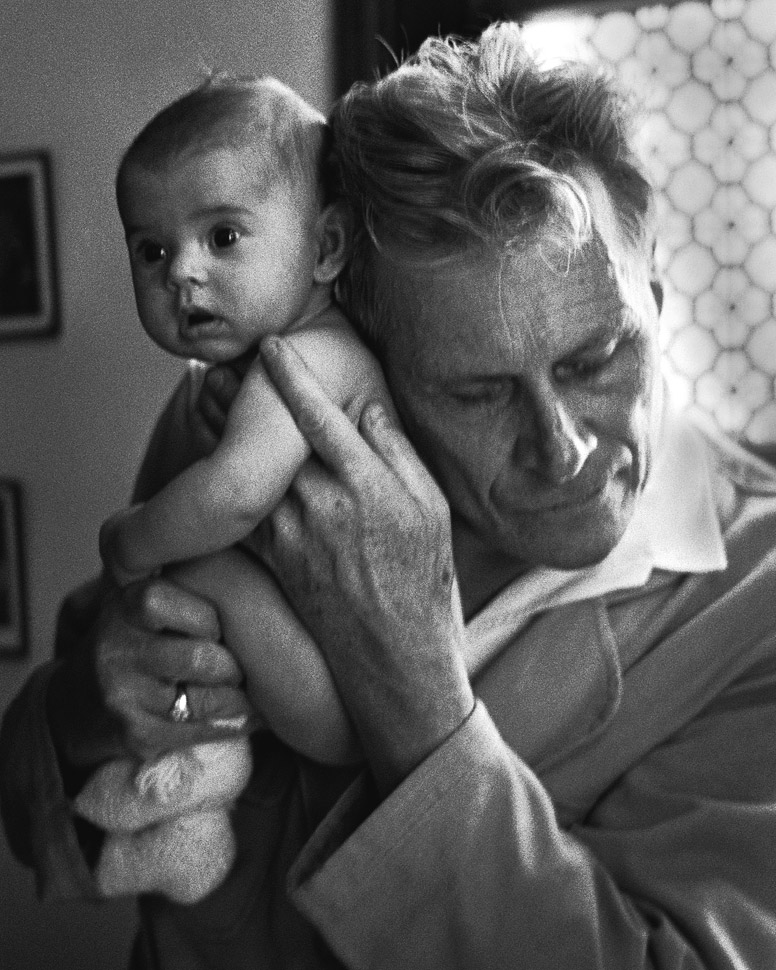 토마스 D. 맥어보이는 맹인 의사인 알버트 네스트가 아기를 진찰하는 모습을 찍었다(1952). 이렇게 〈라이프〉는 우리 삶의 감동적인 순간까지 담아냈다. ©The Picture Collection Inc. All Rights Reserved.