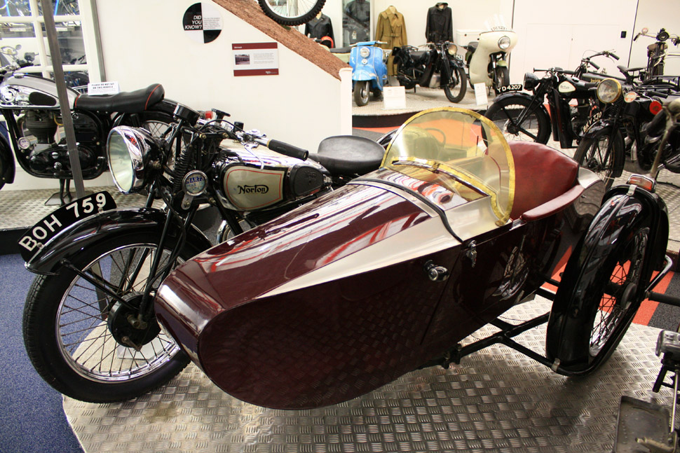 코번트리 교통 박물관에 전시 중인 모터사이클 Norton Model 18에 장착되어 있는 스왈로우 사이드카의 사이트카
