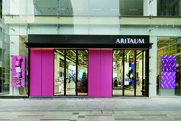 파사드의 4m 높이 슬라이딩 도어에 아리따움의 메인 컬러인 핑크 컬러를 사용해 고객들의 눈길을 끈다.