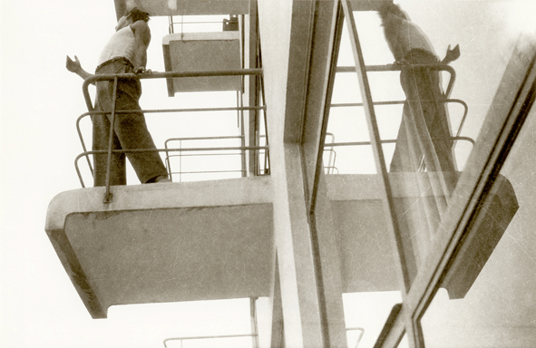 Marianne Brandt, Student on one of the atelier balconies, Bauhaus Dessau, around 1928/1929 ⓒ VG Bild-Kunst, Bonn 2016