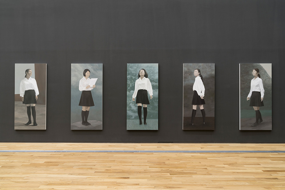써니킴, 〈교복입은 소녀들〉, 2009-2017, 캔버스에 아크릴, 각 162x75cm