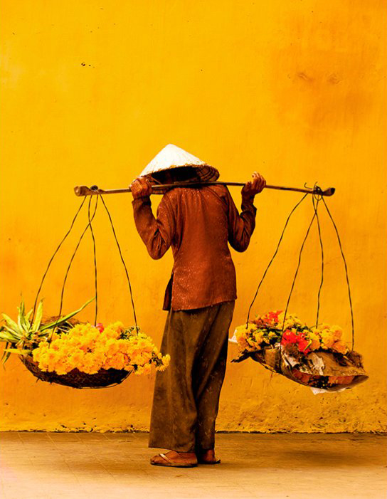 〈베트남 호이안 거리에서 꽃을 팔고 있는 베트남 여인 A Vietnamese woman selling flowers on the streets of Hoi An, Vietnam〉, Nara Rocha 2008. 2 / Hoi An, Vietnam 6th People - Editor