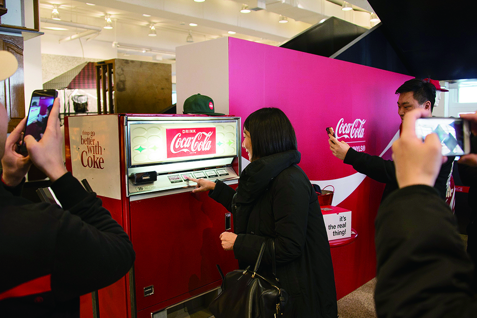코카콜라 빈티지 자판기를 설치해, 직접 사용해봄으로써 고객들의 참여를 높였다.