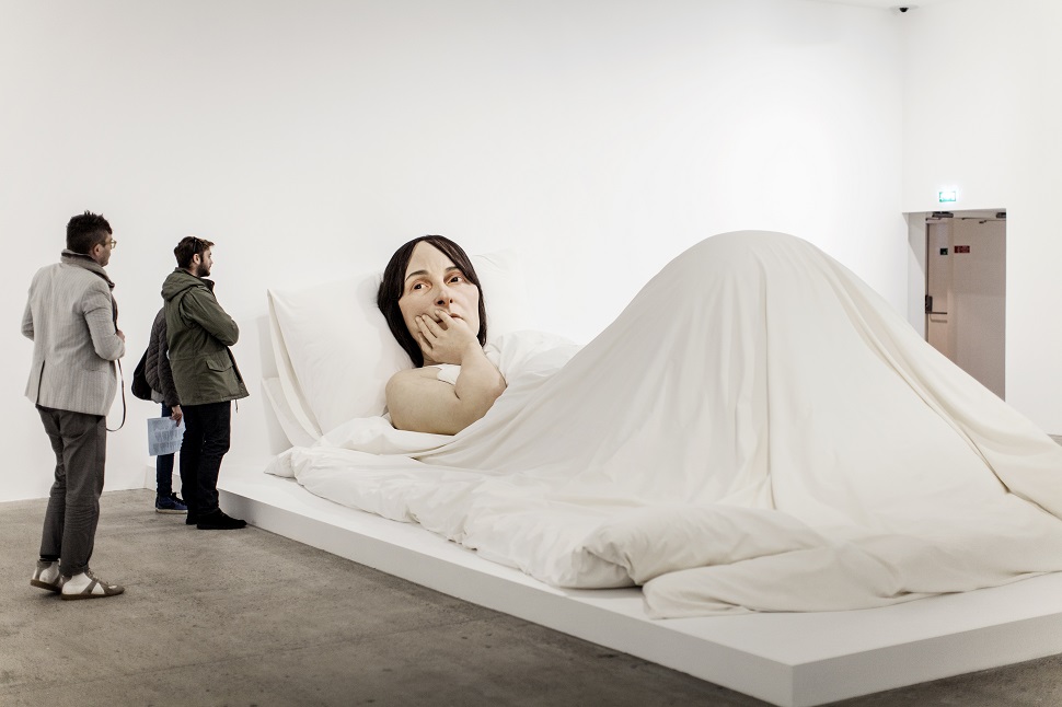 Ron Mueck, In Bed, 2005, mixed media, 162 x 650 x 395 cm, A/P, Collection of the Fondation Cartier pour l’art contemporain, Paris (acq. 2006), view of the exhibition Vivid Memories at the Fondation Cartier pour l