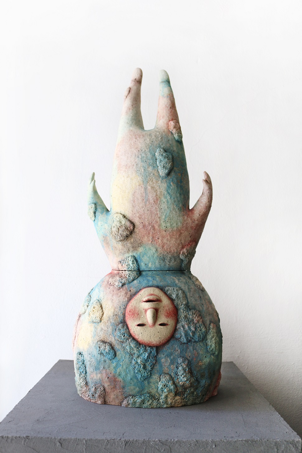 <둘러보기>, ceramic, 35x24x76cm, 2017
