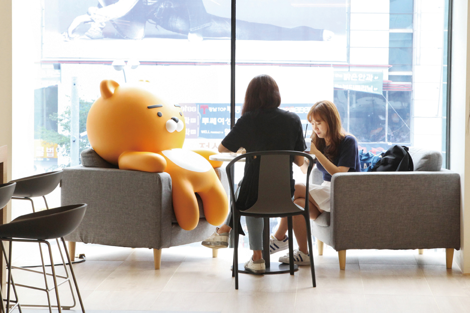 벽면에는 라이언의 귀여운 모습이 담긴 일러스트, 좌석에는 라이언 피규어를 앉혀 라이언의 매력을 부각시켰다.