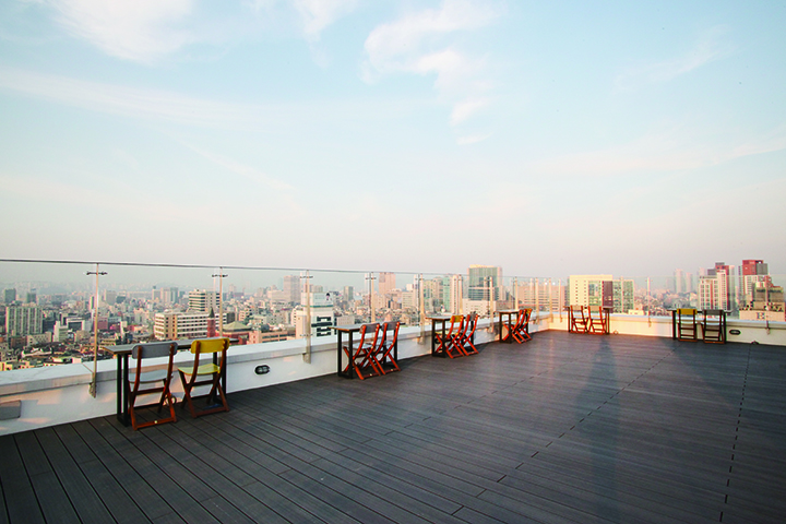 서울의 멋진 풍경을 배경으로 스탠딩파티를 즐길 수 있는 루프탑테라스가 18층에 마련되어 있다. 