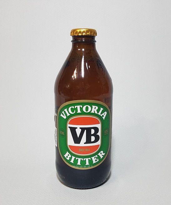 호주를 대표하는 맥주로 불리는 빅토리아 비터(VICTORIA BITTER). 검정 글씨로 볼드하게 씌여있는 VB라는 글자가 무심한듯 하지만 씁쓸함을 떠올리게 하는 맥주맛과 연관성이 있어 보인다. 