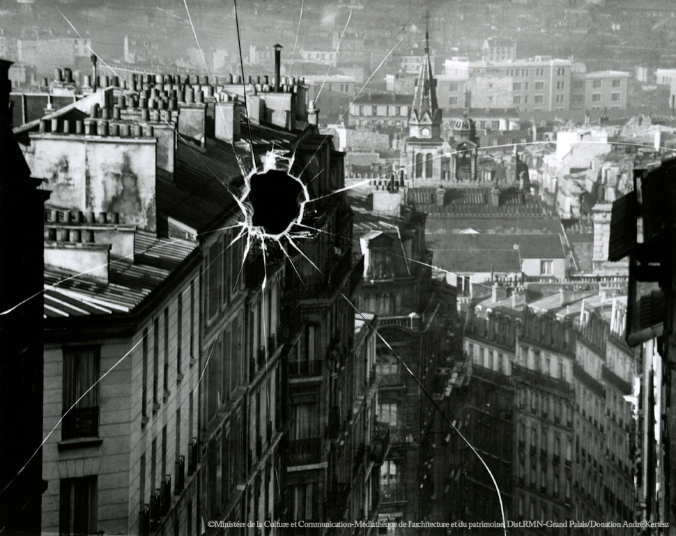 〈깨진 원판, 파리(Broken Plate, Paris)〉, 1929 - 앙드레 케르테츠는 뉴욕에서 늦은 성공 이후, 파리에 두고 온 원판 필름을 가져왔다. 그러나 절반 이상이 훼손되었다고 한다. 이 사진은 깨진 원판을 그대로 인화한 것으로, 우연에 의한 미학적인 효과가 나타난 작품이다.