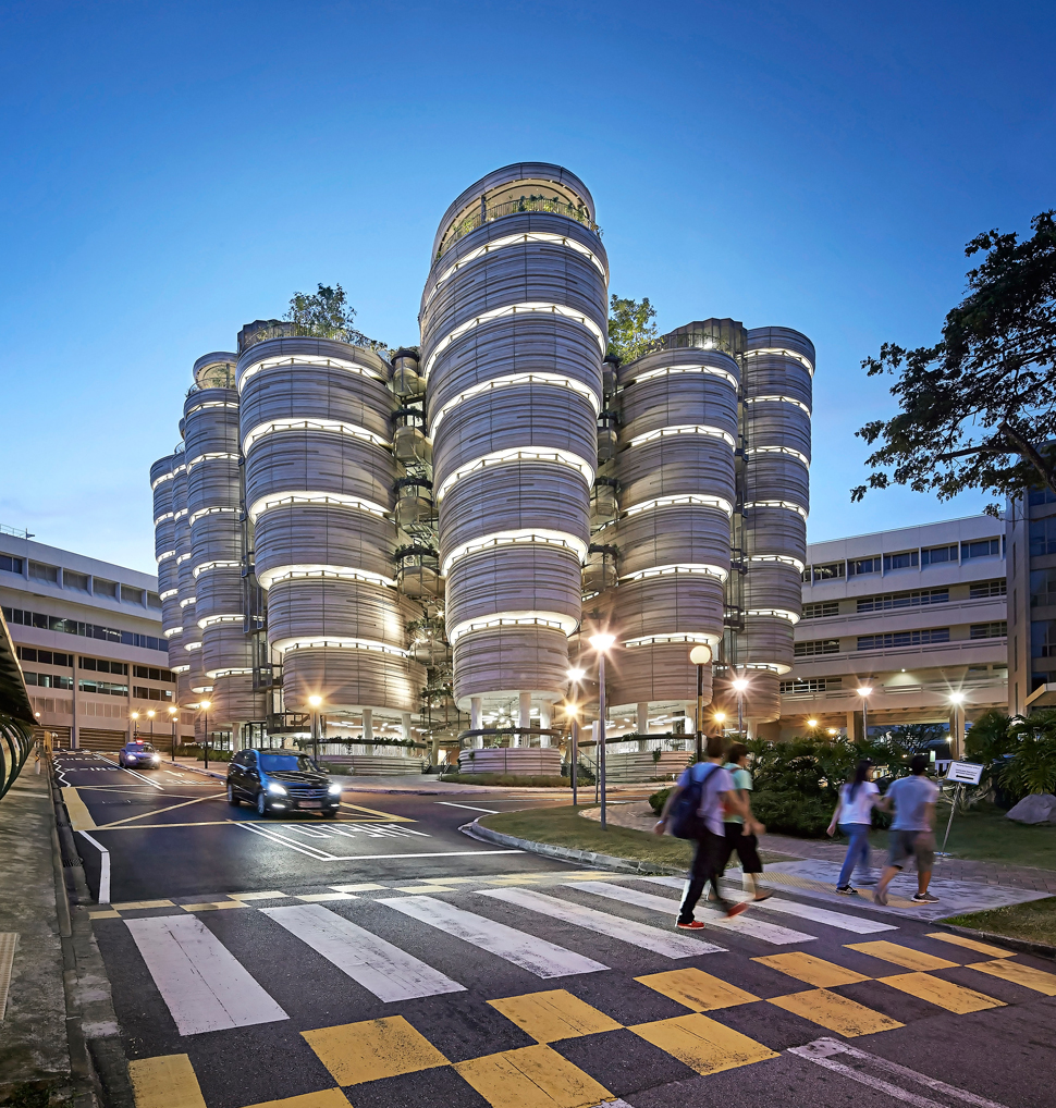 러닝 허브. 난양기술대학교, 싱가포르, 2015 (NTU Learning Hub; evening view of the Learning Hub from Nanyang Drive. image credit: Hufton + Crow)
싱가포르의 난양기술대학교 건물인 