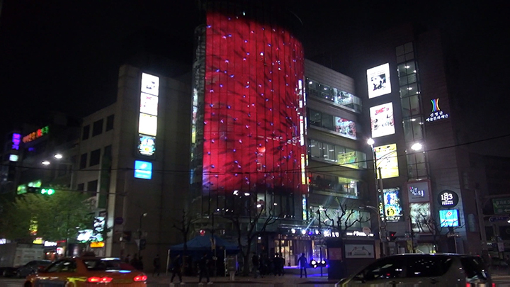 건국대학교 서은파 학생이 22일 명보아트홀에서 개최된 제1회 명보 미디어파사드 아트 페스티벌&대학생 아티스트 공모전에서 최우수상을 수상했다.(사진제공: 건국대학교)