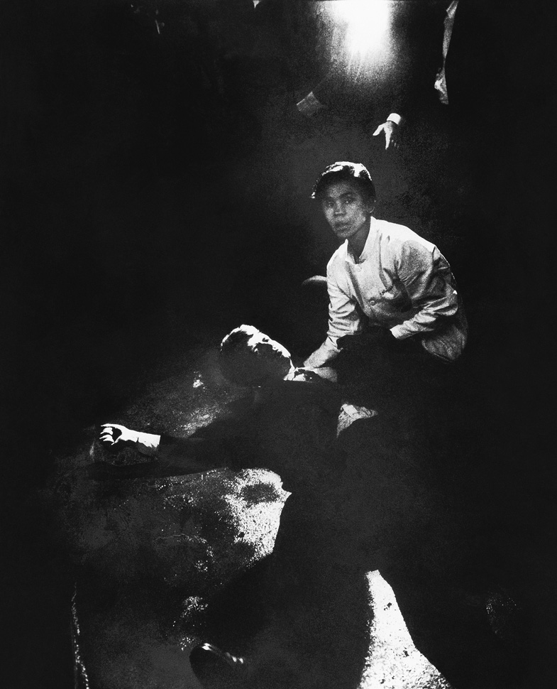 빌 에프릿지는 로버트 F 케네디가 총에 맞아 죽어가는 모습을 담았다(1968). 강한 대비와 케네디의 초점 없는 눈, 두려워하는 소년의 모습이 당시의 상황을 말해준다. ©The Picture Collection Inc. All Rights Reserved.