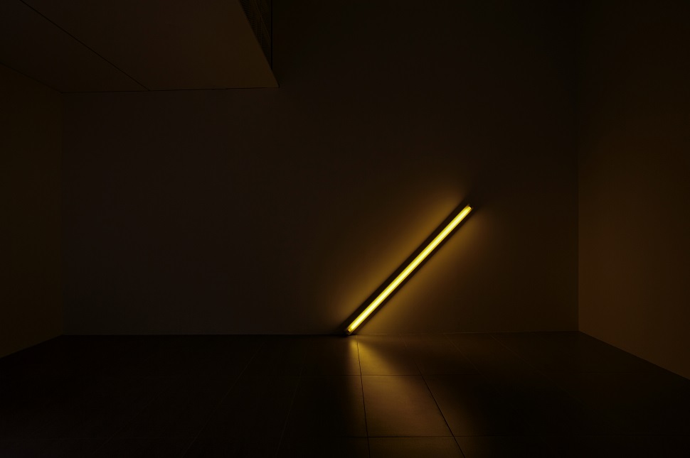 〈The Diagonal of May 25, 1963 (to Constantin Brancusi) 1963년 5월 25일의 사선 (콘스탄틴 브랑쿠시에게)〉, 1963, Fluorescent light and metal fixtures, 180.3 x 177.8 x 11.4 cm ⓒ 롯데뮤지엄