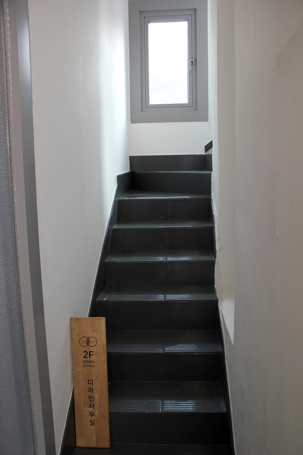 2층 사무실로 올라가는 계단