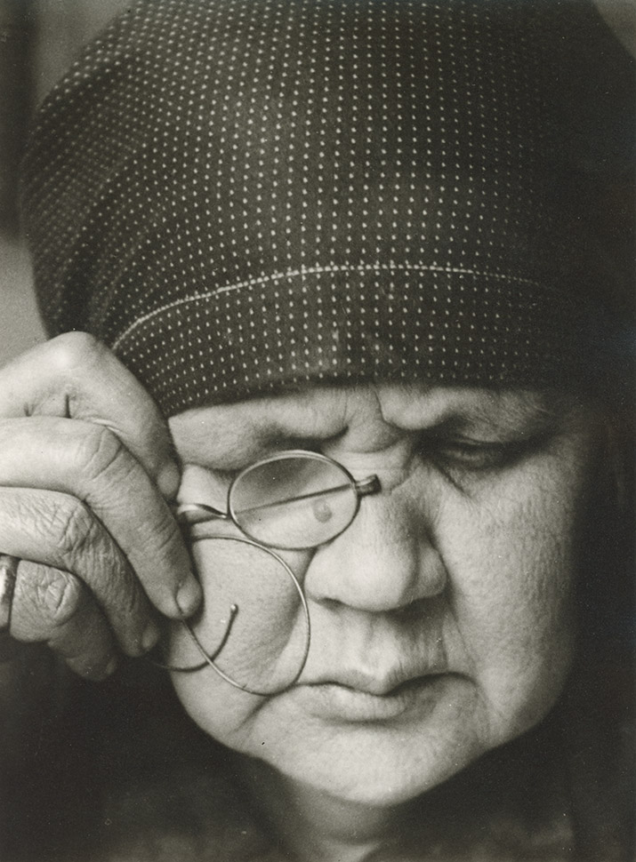 〈Portrait of the Artist’s Mother〉, 1924, Gelatin Silver Print mounted on archival paper, printed 1994