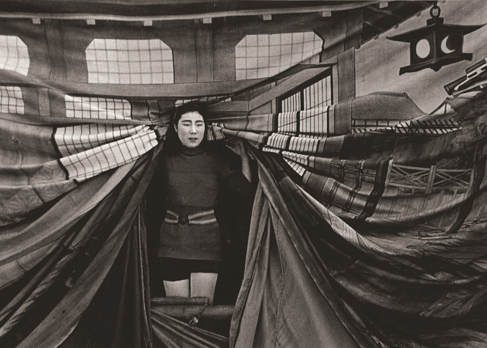 Circus Woman, 1940, Gelatin silver print Courtesy of Taka Ishii Gallery

나카지 야스이 1903-1942
1920년대부터 1940년 초까지 활동한 사진가다. 오늘날 사진가보다 더 폭넓은 수용력과 포용력을 보여준다. 당시 유행했던 리얼리즘 사진의 선구자로 불리기도 하지만, 회화주의사진(살롱사진, 픽토리얼리즘)과 포토몽타주를 이용한 초현실주의 사진을 만드는 데도 능숙했다. 여러 가지 예술 이론들을 조합하며 만든 그의 사진들은 모리야마 다이도 같은 현대 일본 사진가들 예술세계에 큰 영향을 준 것으로 유명하다.