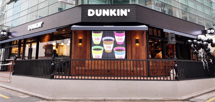 던킨도너츠가 커피 메뉴를 특화한 ‘커피포워드 강남스퀘어 매장’을 오픈했다.(사진제공: 비알코리아)