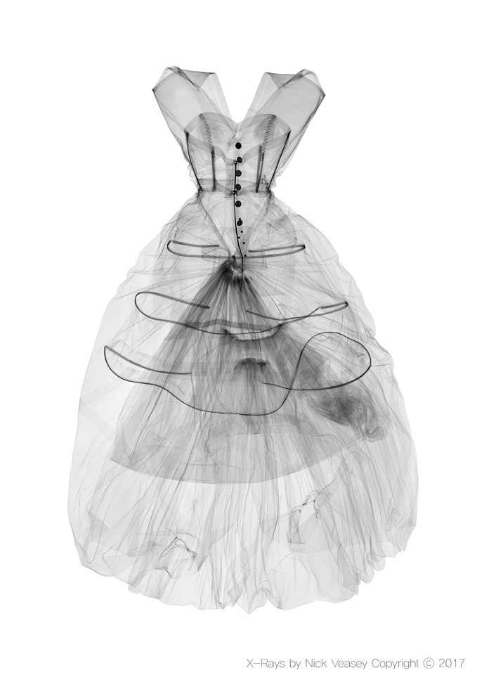〈Balenciaga Evening Dress, 1950_s, from the collection of the Victoria and Albert Museum, London〉, 2017 ©Nick Veasey
