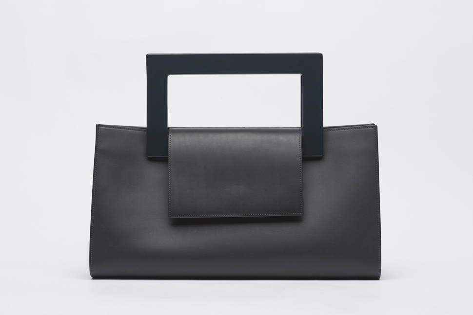 조명희 디자이너는 전통적인 기법을 활용한 핸드백으로 영국, 프랑스, 일본 등에서 주목을 받았다. 