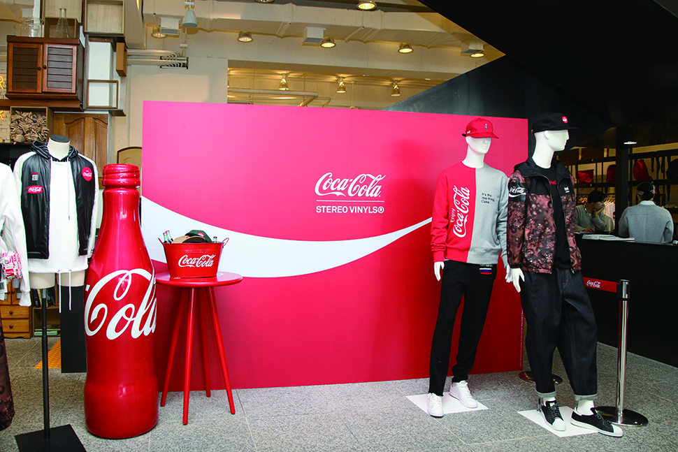 고객들이 코카콜라 로고와 코카콜라 병을 배경으로 사진 촬영할 수 있는 포토존이 마련됐다.