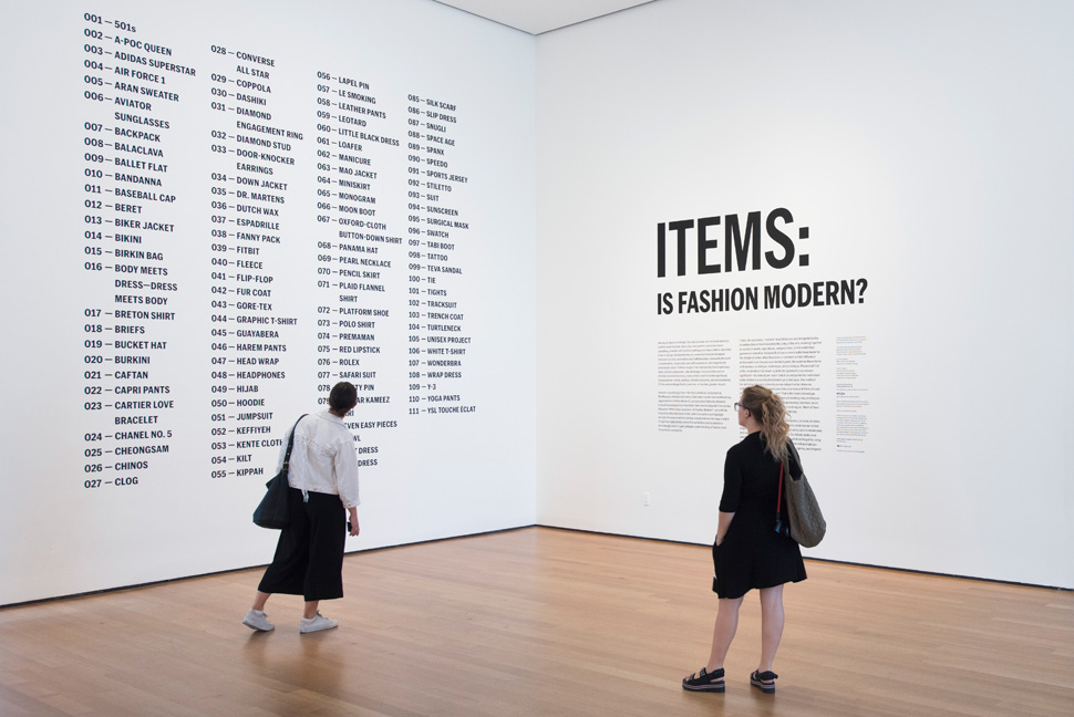 전시 ‘Is Fashion Modern?’ 전경. 벽에는 111개의 패션 아이템 리스트가 적혀있다. ©2017 The Museum of Modern Art. (Photo: Martin Seck)
