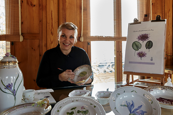 덴마크 왕실 도자기 로얄코펜하겐의 시연회에서 덴마크의 플로라 다니카 페인터 마렌 요르겐슨이 덴마크 식물도감에 있는 꽃을 직접 옮겨 그리는 과정을 소개했다.(사진제공: 한국로얄코펜하겐)
