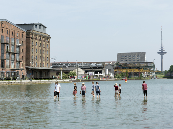 Ayse Erkmen, On Water ⓒ Skulptur Projekte 2017 Photo : Henning Rogge  
 
작품 정보  On Water 2017, Skulptur Projekte 2017 Material : Ocean cargo containers, steel beams, steel grates Dimensions : 6400 × 640 cm walkway 
 
작품 위치  Stadthafen 1  → North side: Hafenweg 24 → South side: Am Mittelhafen 20, 48155 Muenster 