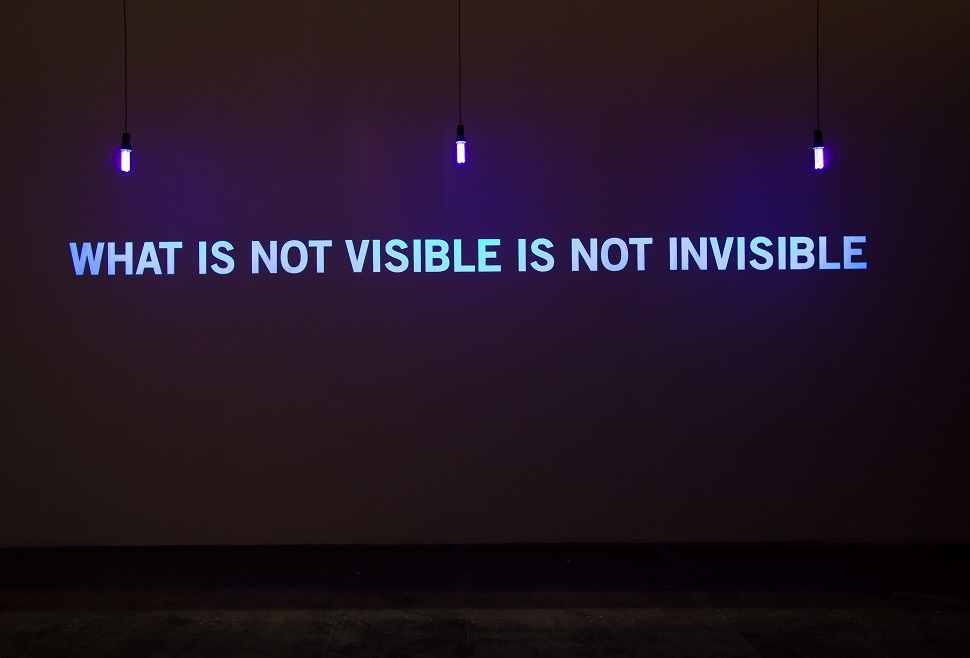 줄리앙 디스크리(Julien Discrit), What is not visible is not invisible, 2008, Light, invisible ink, UV paint on a wall, UV lamp, motion sensor, Variable dimensions. Collection 49 Nord 6 Est – FRAC Lorraine, Metz © Julien Discrit and National Museum of Singapore