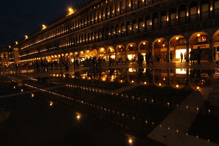 물에 비치는 산 마르코 광장(San Marco piazza)의 야경(Photo by 손민정)